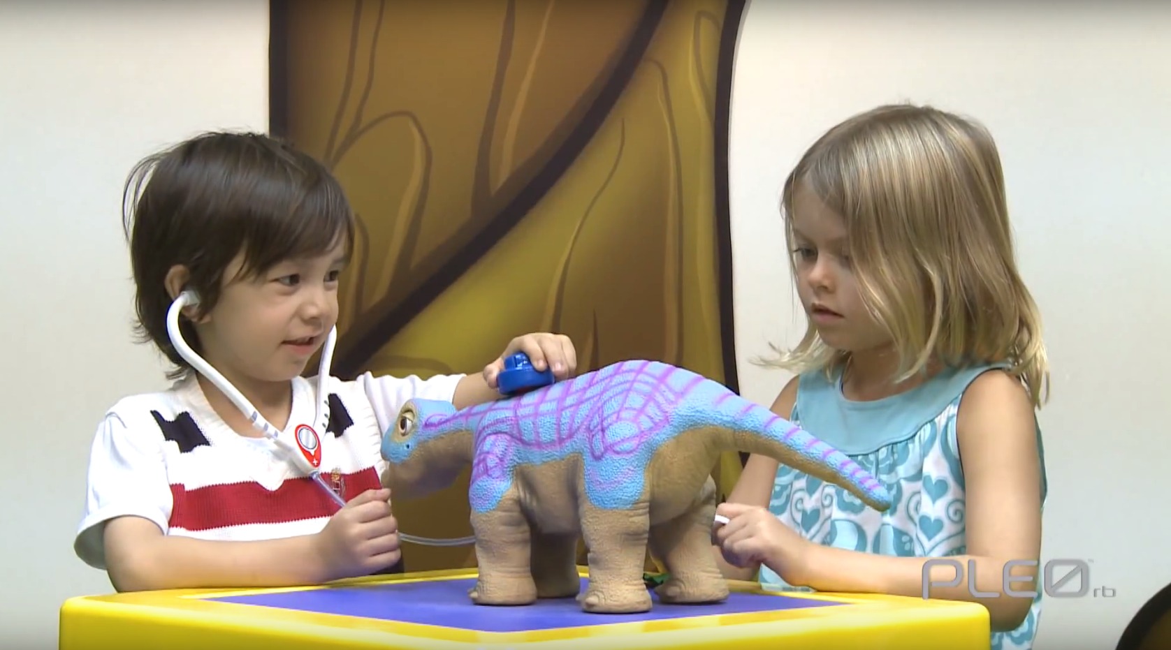 Kinderen spelen met Pleo een robot dinosaur